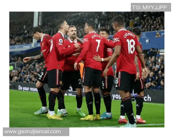 红与黑的温情:当曼联与纽卡斯尔的绿茵战袍,穿越时空交换时 红与黑的温情:当曼联与纽卡斯尔的绿茵战袍,穿越时空交换时